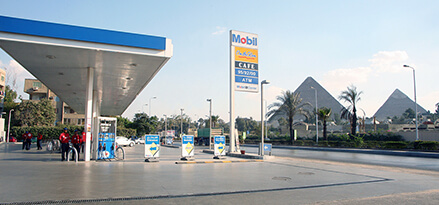 بنزينة Mobil  ومن وراها الهرم والنخل